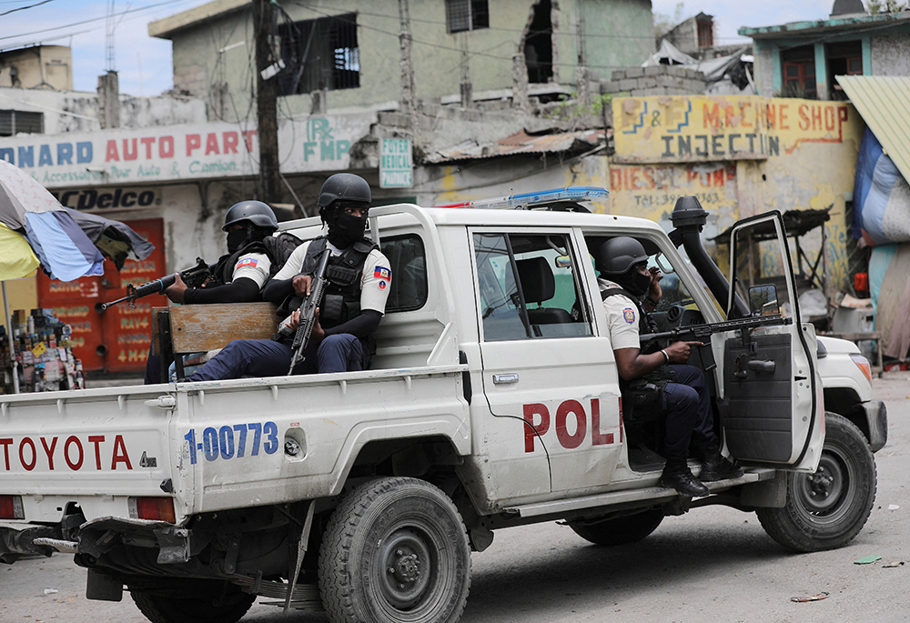 Agentes de policía patrullan durante una operación contra las bandas en medio de la violencia pandillera el 3 de marzo en Puerto Príncipe, Haití. (Foto: OSV News/Reuters/Ralph Tedy Erol)