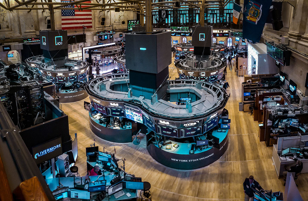 A view of the trading floor at the New York Stock Exchange in 2022 (Wikimedia Commons/Tobias Deml)