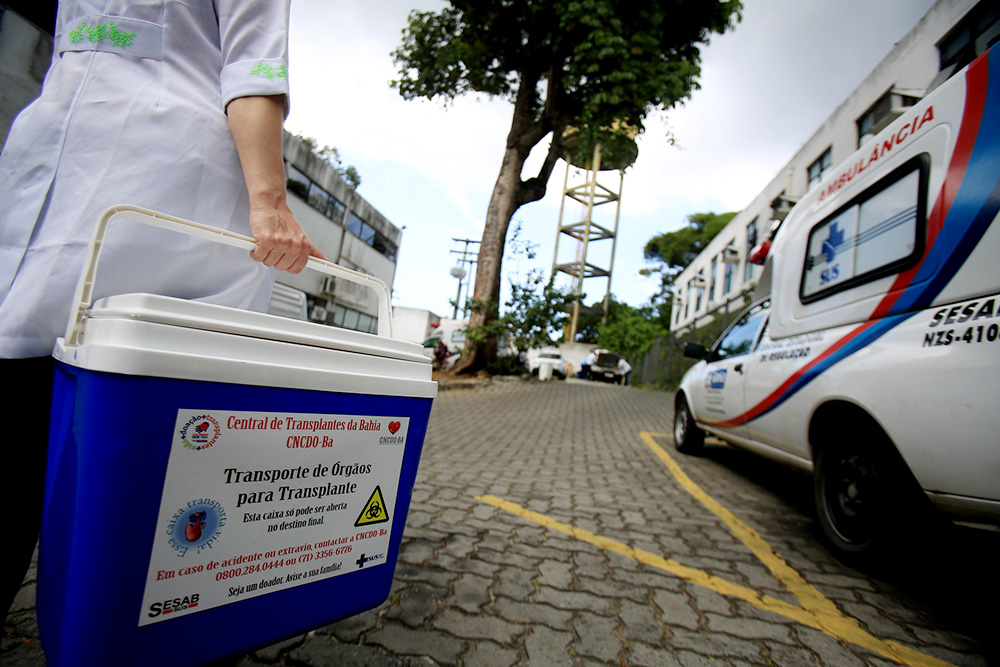 Medical personnel carries a container for human organs for transplant to an ambulance (Dreamstime/Joa Souza)
