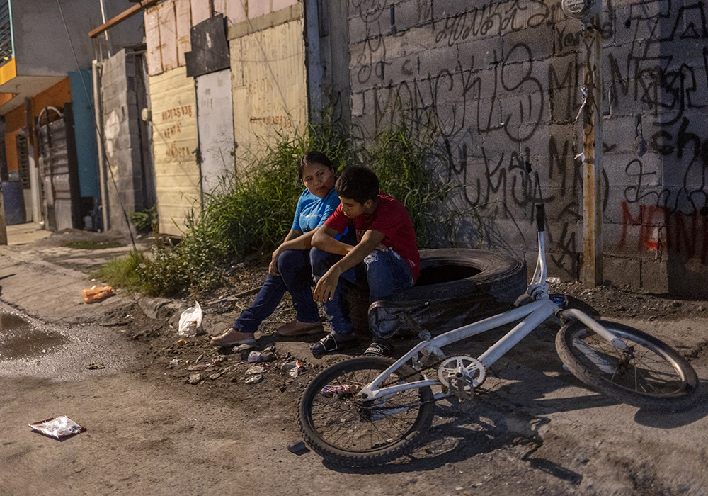 La Hna. Sandra López García habla con Luis Alberto Pérez, de 16 años, quien es miembro de Los Monckis, durante una de las visitas semanales a los “chavos banda” —o pandillas juveniles— que ella realiza junto con el equipo de laicos misioneros en las calles de Monterrey, México. (Foto: GSR/ Nuri Vallbona)