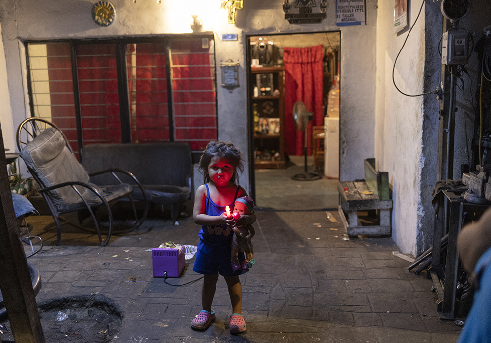 La pequeña Dana, de 3 años, observa cómo las hermanas y los misioneros charlan con los integrantes de la banda Los Monckis en Monterrey, México.  (Foto: GSR/ Nuri Vallbona)