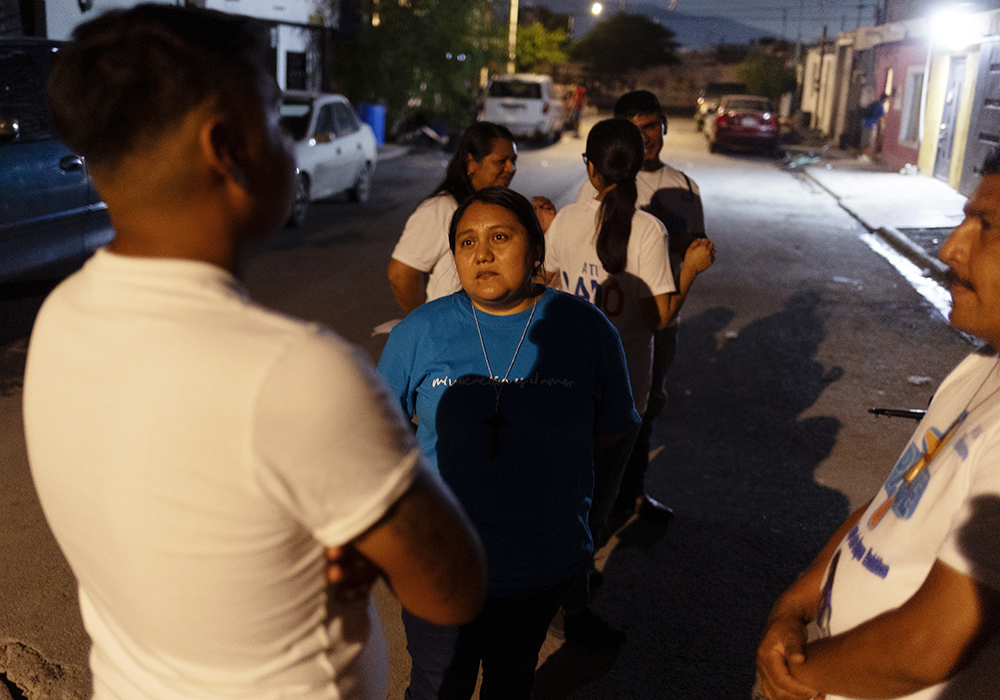 La Hna. Sandra López García escucha a Fernando Barrientos, uno de los de Los Monckis, quien le cuenta sobre su hijo recién nacido llamado Liam, durante una de las visitas semanales que la religiosa y los laicos misioneros realizan a esta banda juvenil en Monterrey, México. (Foto: GSR/ Nuri Vallbona)