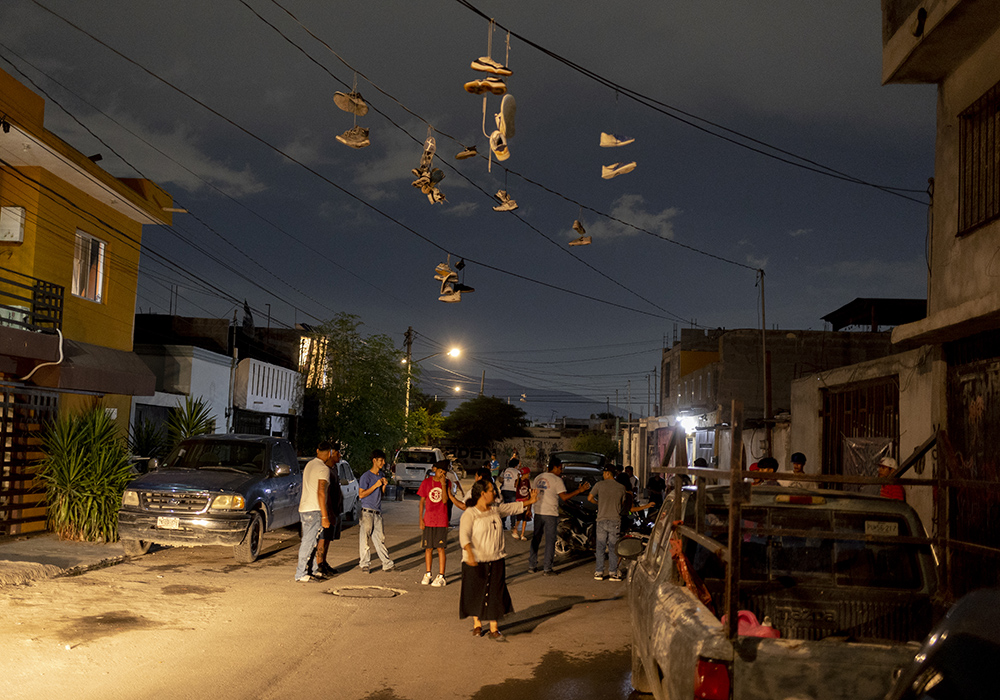 La Hna. Sanjuana Morales Nájera despidiéndose de Los Monckis, mientras se prepara para visitar a otra de las bandas juveniles en las calles de Monterrey, México, en mayo. (Foto: GSR/ Nuri Vallbona)