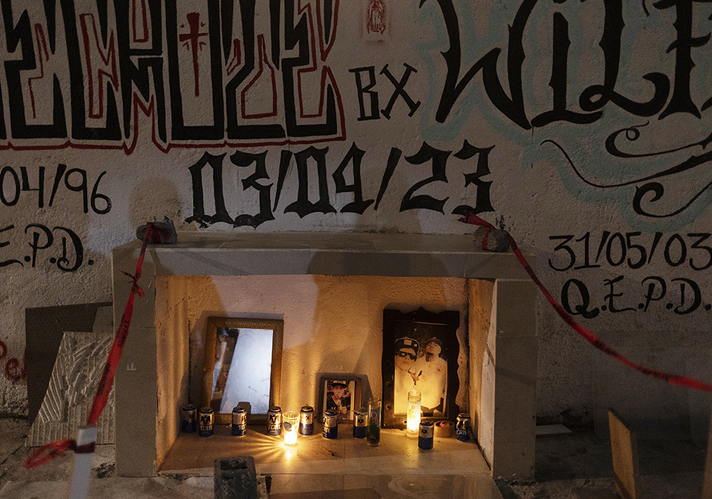 Memorial dedicado a dos miembros de la banda Los Bronx, quienes perdieron la vida a causa de un accidente de moto —cuatro muchachos viajaban en esa moto, pero solo dos sobrevivieron— en Monterrey, México.  (Foto: GSR/ Nuri Vallbona)