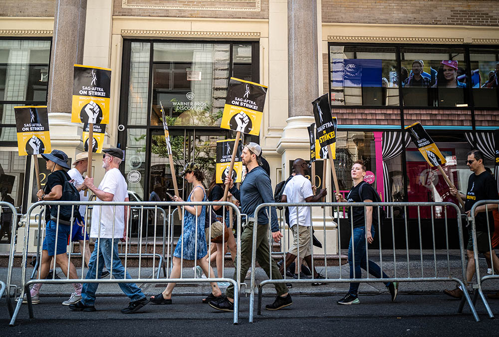 SAG-AFTRA members picket in front of Warner Bros.' offices in Manhattan, New York, on July 31. (Wikimedia Commons/Phil Roeder)