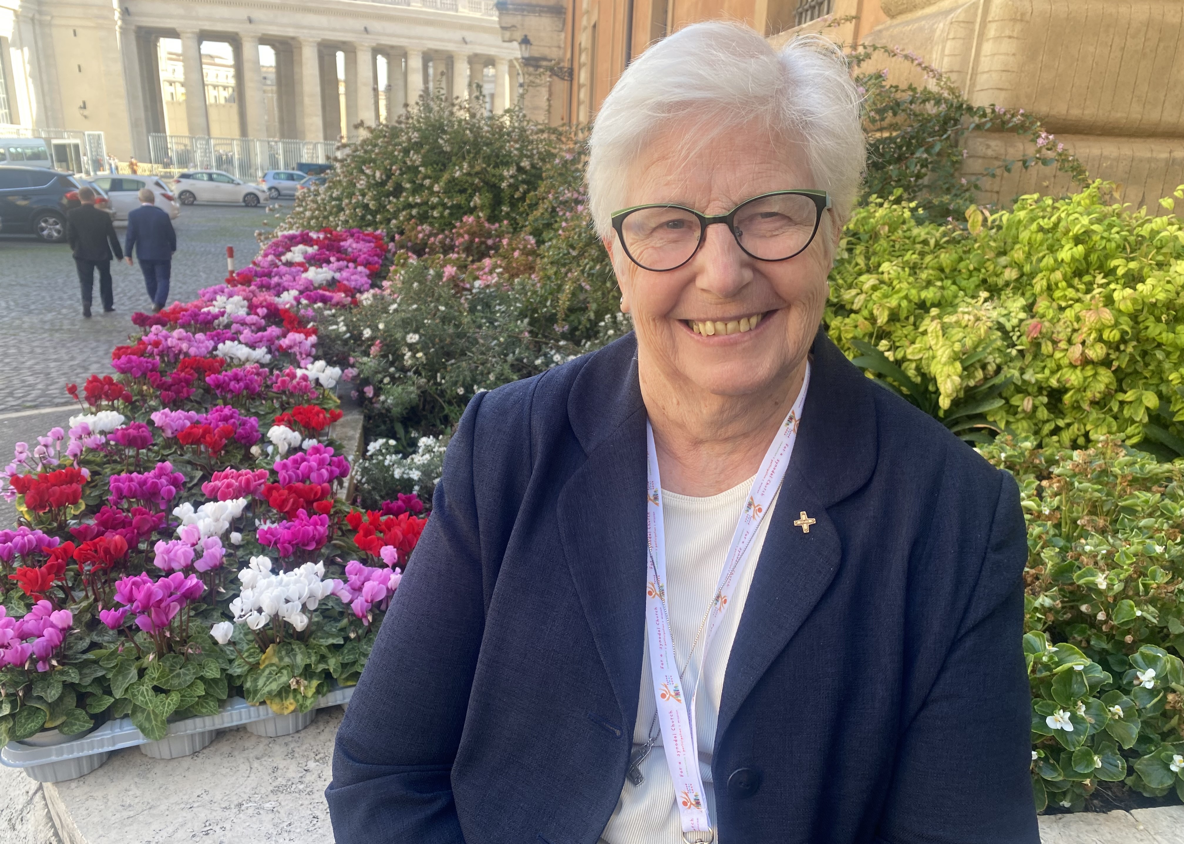 La hermana de Loreto Patricia Murray, secretaria ejecutiva de la Unión Internacional de Superioras Generales, espera fuera del Aula Pablo VI en el Vaticano antes del comienzo del Sínodo el 4 de octubre. Murray dijo que la escucha enfatizada en el Sínodo cambia "el sentimiento de que la verdad reside en la cima de la jerarquía" en cualquier estructura eclesiástica. (Foto: GSR/ Rhina Guidos)