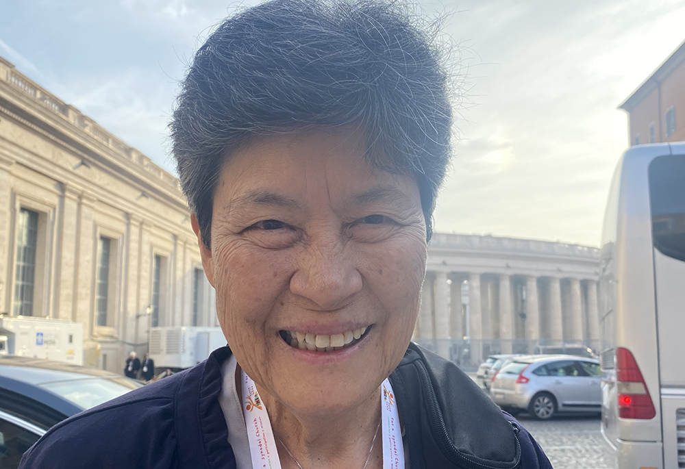 La Hna. de la Misericordia Ángela Pérez, originaria de Guam, posa para una foto el 6 de octubre fuera del Aula Pablo VI antes del comienzo del tercer día del Sínodo de los Obispos en la Ciudad del Vaticano. Ver al papa en una mesa redonda, al igual que el resto de participantes, le da la sensación de estar presenciando el "desmantelamiento de la jerarquía", le explicó a Global Sisters Report. (Foto: GSR/Rhina Guidos)