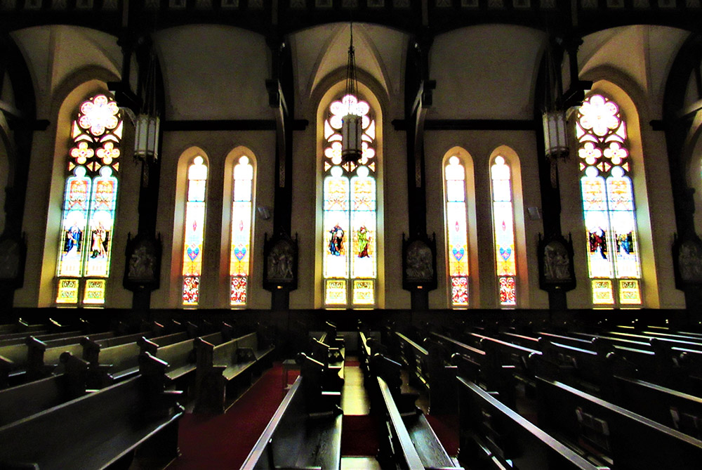 The interior of Sacred Heart Cathedral in Davenport, Iowa (Wikimedia Commons/Farragutful)