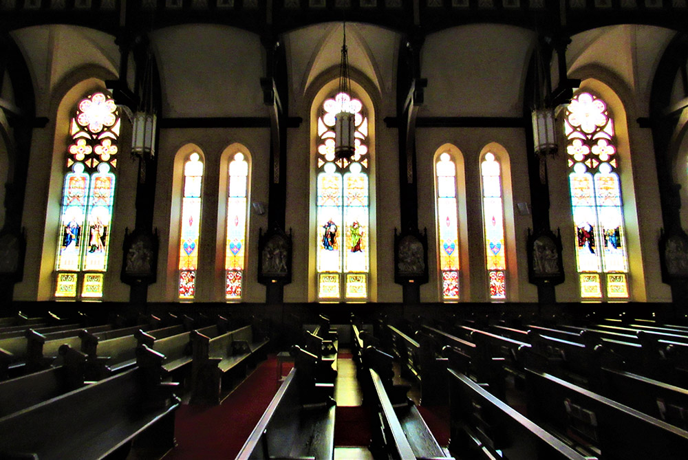The interior of Sacred Heart Cathedral in Davenport, Iowa (Wikimedia Commons/Farragutful)