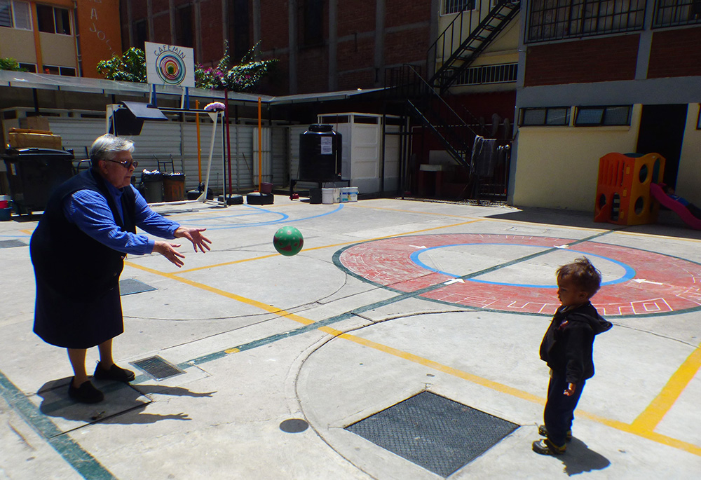 La Hna. María Soledad Morales Ríos, de las Hermanas Josefinas, juega a la pelota con un niño el 24 de agosto en el albergue Cafemin de Ciudad de México. La Hna. María Soledad Morales Ríos, de las Hermanas Josefinas, juega a la pelota con un niño el 24 de agosto en el albergue Cafemin de Ciudad de México. En los dos últimos años, el albergue que gestiona su congregación, con capacidad para 100 personas, ha tenido que dar cabida a 800 debido al creciente número de migrantes que pasan por Ciudad de México. (Fotografía: GSR/Rhina Guidos)