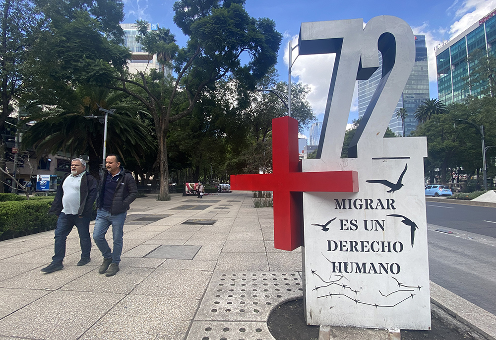 Paseo de la Reforma de Ciudad de México, monumento conmemorativo con la frase "La migración es un derecho humano". En el Paseo de la Reforma de Ciudad de México, este monumento conmemorativo con la frase "La migración es un derecho humano" rinde homenaje a los 72 migrantes masacrados en el sur de México en 2010. (Foto: GSR/Rhina Guidos)