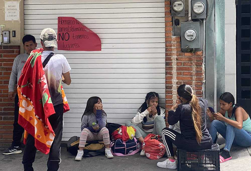 Refugio Cafemin en Ciudad de México Un grupo de migrantes descansa frente al refugio Cafemin en Ciudad de México, el 24 de agosto, cerca de un cartel en la puerta que indica que no hay más espacio en el interior. Con el creciente número de migrantes que se dirigen hacia Estados Unidos, los refugios situados a lo largo de la ruta que va desde Sudamérica hasta la frontera sur de Estados Unidos superan su capacidad de ayuda. (Foto: GSR/Rhina Guidos)