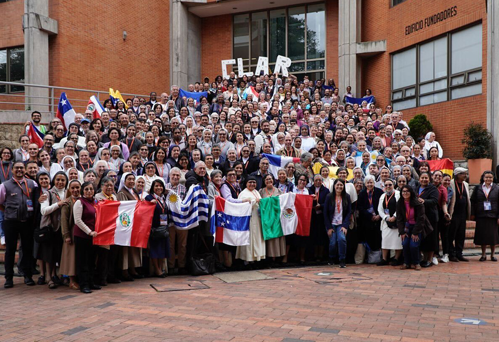 Miembros de CLAR en foto grupal, el 26 de noviembre de 2023 en Bogotá Miembros de la Confederación Latinoamericana de Religiosos (CLAR) posan para una foto de grupo, el 26 de noviembre de 2023, con quienes asistieron al IV Congreso de la Vida Religiosa en Latinoamérica y el Caribe celebrado en Bogotá, la capital de Colombia. La reunión del 24 al 26 de noviembre en el recinto de la Universidad de La Salle se centró en cambiar las estructuras de la Iglesia y examinar la transición que enfrenta la vida consagrada. (Foto: GSR/cortesía CLAR)
