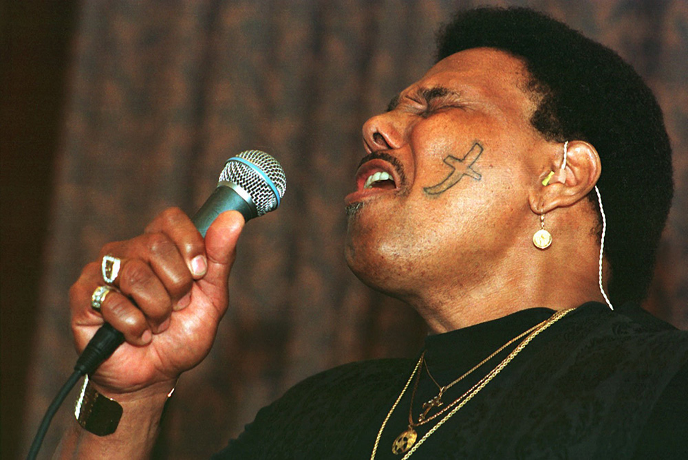 Aaron Neville performs for a gathering of the Catholic Press Association in New Orleans in June 1998. (CNS/Nancy Wiechec) 