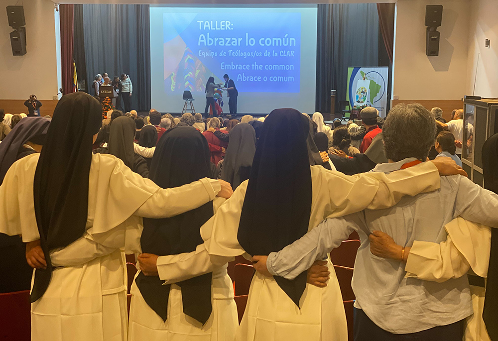 Un grupo de hermanas participa en un ejercicio para abrazar los puntos en común, el 25 de noviembre de 2023, en el auditorio de la Universidad de La Salle en Bogotá, Colombia. Un grupo de hermanas participa en un ejercicio para abrazar los puntos en común, el 25 de noviembre de 2023, en el auditorio de la Universidad de La Salle en Bogotá, Colombia. Más de 500 religiosos y religiosas, y algunos católicos laicos, asistieron del 24 al 26 de noviembre al IV Congreso de la Vida Religiosa en Latinoamericano y el Caribe para compartir experiencias de vida consagrada. (Foto: GSR/Rhina Guidos)