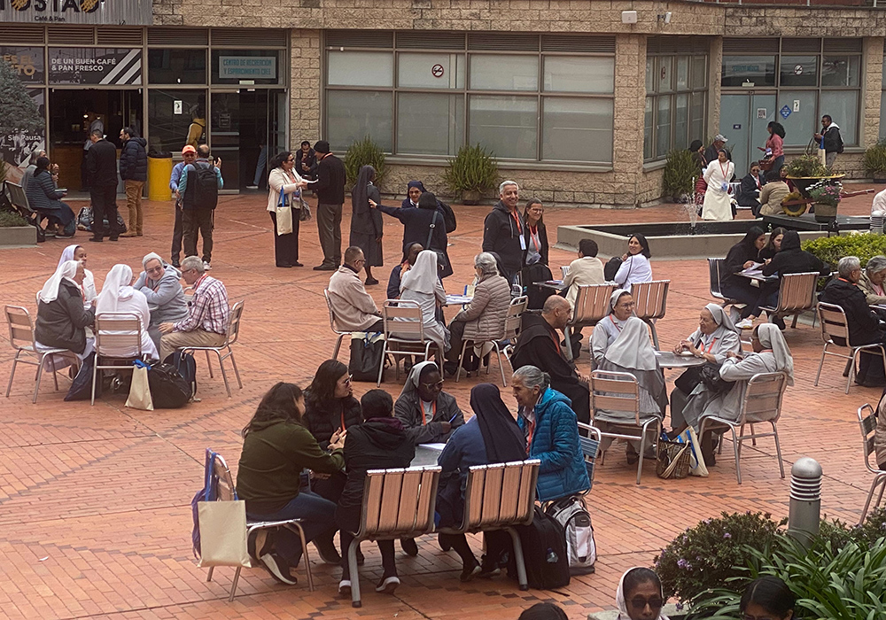 Participantes del IV Congreso de Vida Religiosa en Latinoamericano y el Caribe en Bogotá Los participantes del IV Congreso de Vida Religiosa en Latinoamericano y el Caribe se reunieron en grupos pequeños el 24 de noviembre de 2023 en el campus de la Universidad de La Salle en Bogotá, Colombia, para hablar sobre sus experiencias en la vida consagrada. Si bien dialogaron en gran medida al estilo practicado en el Sínodo sobre la Sinodalidad de octubre en el Vaticano, algunos dijeron que es un estilo que las comunidades religiosas han utilizado durante mucho tiempo. (Foto: GSR/ Rhina Guidos)