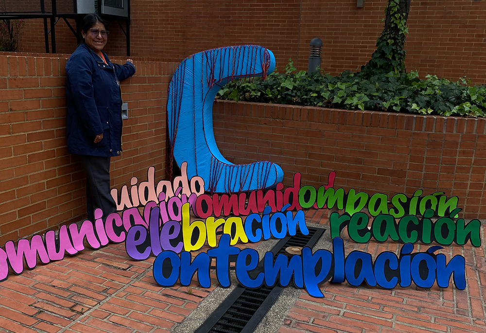 Una mujer posa con un despliegue de siete palabras que comienzan con la letra c en el campus de la Universidad de La Salle en Bogotá, Colombia, el 24 de noviembre de 2023. Una mujer posa con un despliegue de siete palabras que comienzan con la letra c en el campus de la Universidad de La Salle en Bogotá, Colombia, el 24 de noviembre de 2023.