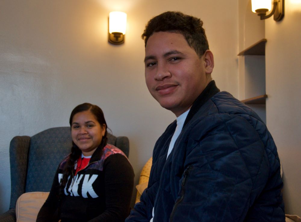 Elizabeth y Angelo descansan en un apartamento de Chicago el 13 de diciembre de 2023. La pareja y varios miembros de su familia, todos de Venezuela, esperan el resultado de sus solicitudes de asilo. (Foto: GSR/Dan Stockman) 