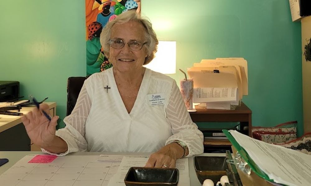 La Hna. Judy Dohner, de las Hermanas de la Humildad de María, sirvió como enfermera y administradora de hospital en Haití durante 16 años. En 2018 regresó a Estados Unidos y trabaja como voluntaria en Guadalupe Social Services y Catholic Charities en Immokalee, Florida, considerado el centro de los trabajadores migrantes de Florida. (Foto: Gail DeGeorge)