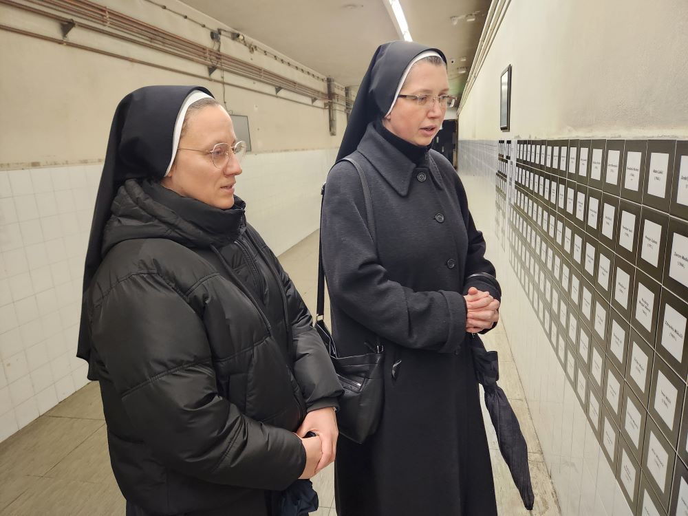 En un monumento conmemorativo en el hospital de Vukovar (Croacia), las Hnas. Doroteja Krešić, a la derecha, y Teuta Augustini, oran por Saša Molnar, hermano de la Hna. Franciska Molnar y víctima de una masacre en 1991. Ambas son hermanas de la Misericordia de la Santa Cruz. (Foto: GSR/Chris Herlinger)