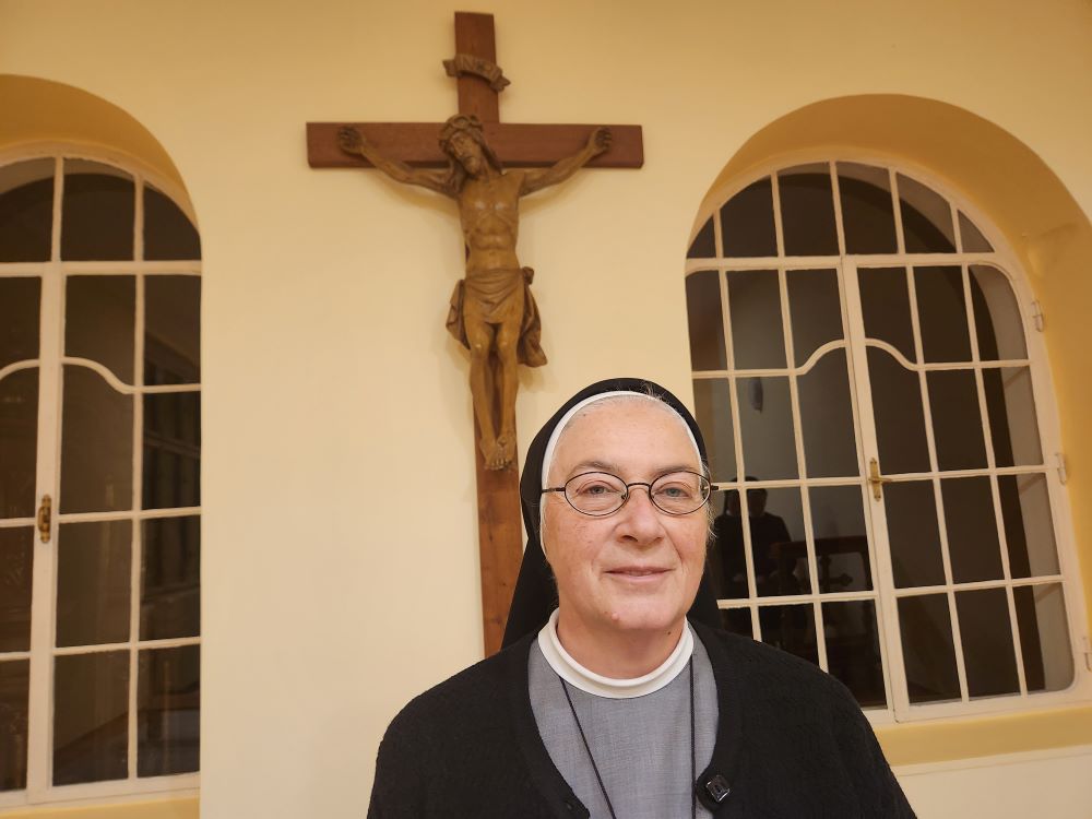 Hna. Franciska Molnar La Hna. Franciska Molnar, de 68 años, miembro de las Hermanas de la Misericordia de la Santa Cruz, ejerce su ministerio en el convento de la congregación en Đakovo, una ciudad a unos 56 kilómetros al oeste de Vukovar. Ella afirma que ha podido perdonar a los asesinos de su hermano Saša, fallecido durante la Guerra de la Patria Croata. (Foto: GSR/Chris Herlinger)