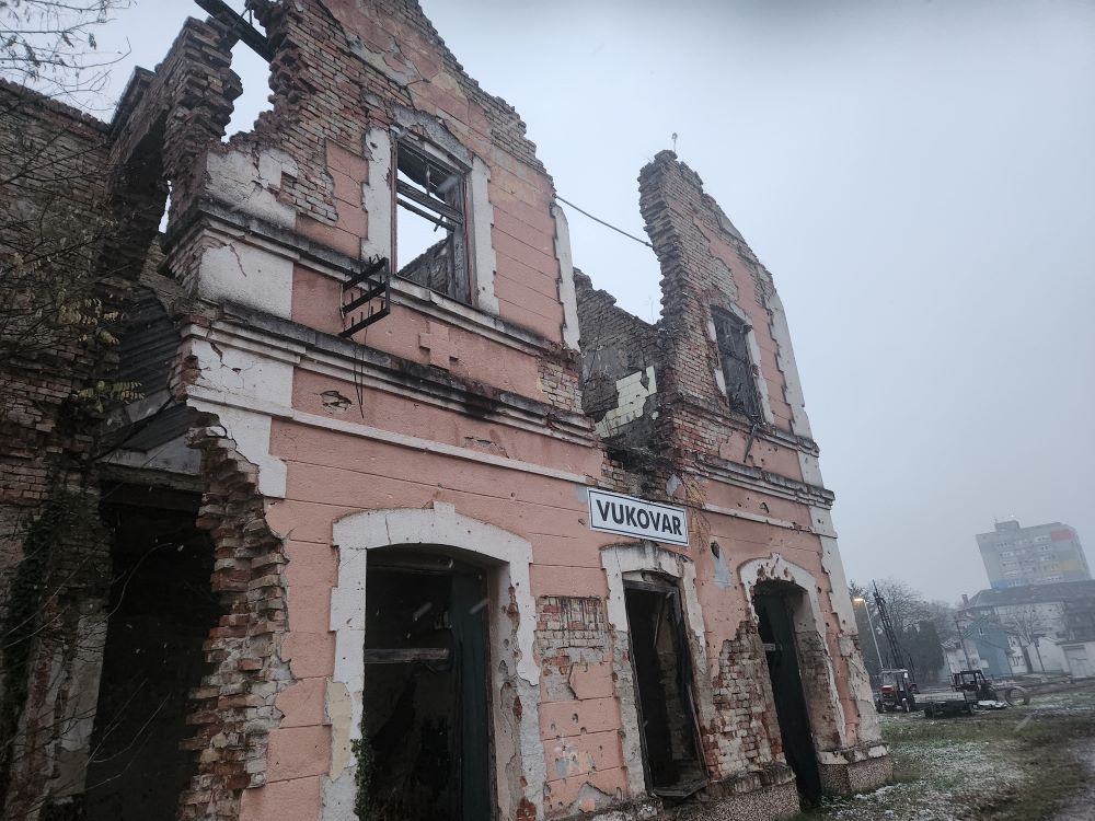 Estación de ferrocarril abandonada de Vukovar en Croacia La estación de ferrocarril abandonada de Vukovar en Croacia, devastada durante un asedio en 1991, es una prueba de la destrucción durante la Guerra de Independencia de Croacia. (Foto: GSR/Chris Herlinger)