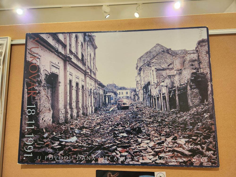 Carteles en una exposición en Vukovar, Croacia Carteles en una exposición en Vukovar, Croacia, conmemoran el asedio de la ciudad en 1991. (Foto: GSR/Chris Herlinger)
