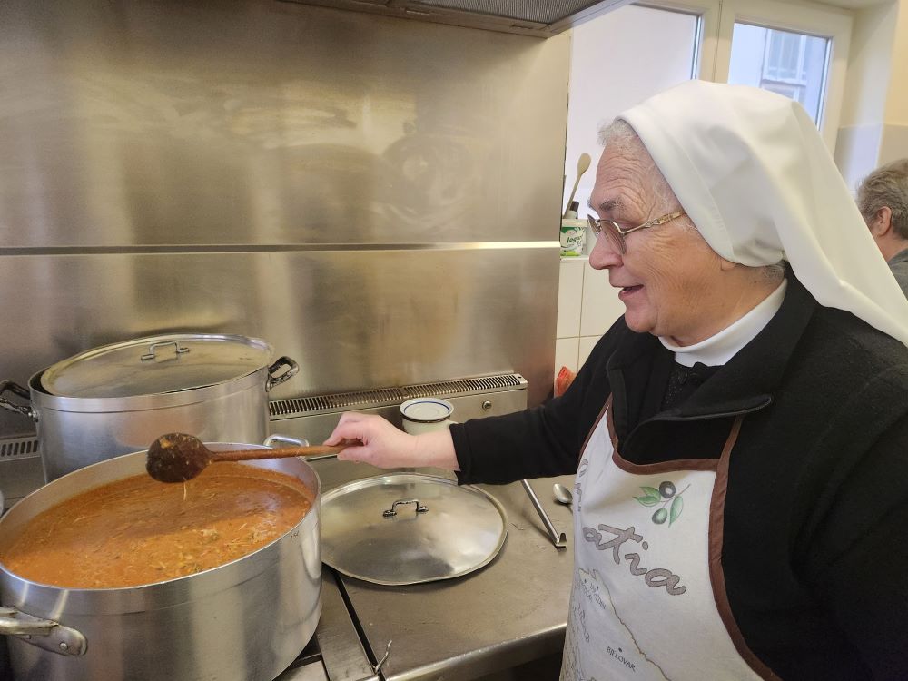 Hna. Tihomira Parlaj La Hna. Tihomira Parlaj pertenece a las Hermanas de la Caridad de San Vicente de Paúl de Zagreb y ayuda a coordinar un comedor social en la capital croata. Al preguntarle por un consejo para las hermanas en las zonas de conflicto actuales y futuras, respondió: "Permanezcan con la gente, conozcan quiénes son; estén cerca de ellos y apoyen a las personas con las necesidades que tengan". (Foto: GSR/Chris Herlinger)