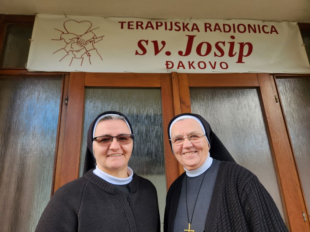 La Hna. Rastislava Ralbovsky, a la derecha, y la Hna. Marija Klara Klarić, Hermanas de la Misericordia de la Santa Cruz, La Hna. Rastislava Ralbovsky, a la derecha, y la Hna. Marija Klara Klarić, miembros de las Hermanas de la Misericordia de la Santa Cruz, ejercen su ministerio en un programa que comenzó en 1996 destinado a ayudar a las personas que se enfrentan a traumas y cicatrices espirituales tras la guerra. El programa tiene su sede en el convento de la congregación en Đakovo, Croacia. (Foto: GSR/Chris Herlinger)