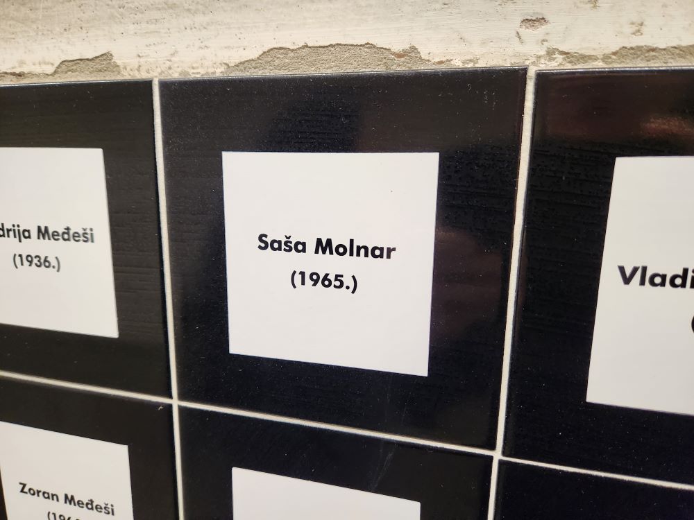 Placa homenaje a Saša Molnar, hermano de la Hna. Franciska Molnar En un lugar conmemorativo del hospital de Vukovar, en Croacia, una placa rinde homenaje a Saša Molnar, el hermano de la Hna. Franciska Molnar, una de las víctimas de la masacre de 1991. (Foto: GSR/Chris Herlinger)