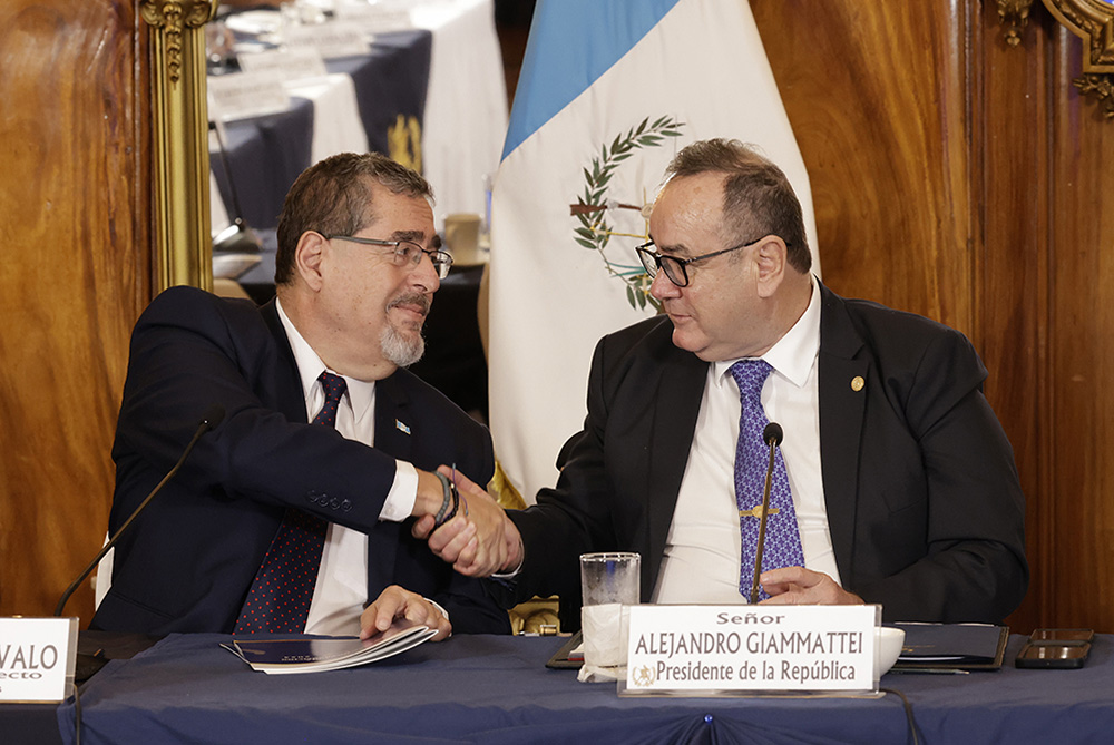Guatemalan President-elect Bernardo Arévalo, left, shakes hands with current President Alejandro Giammattei during a transition meeting in Guatemala City Sept. 4. (Wikimedia Commons/Gobierno de Guatemala)