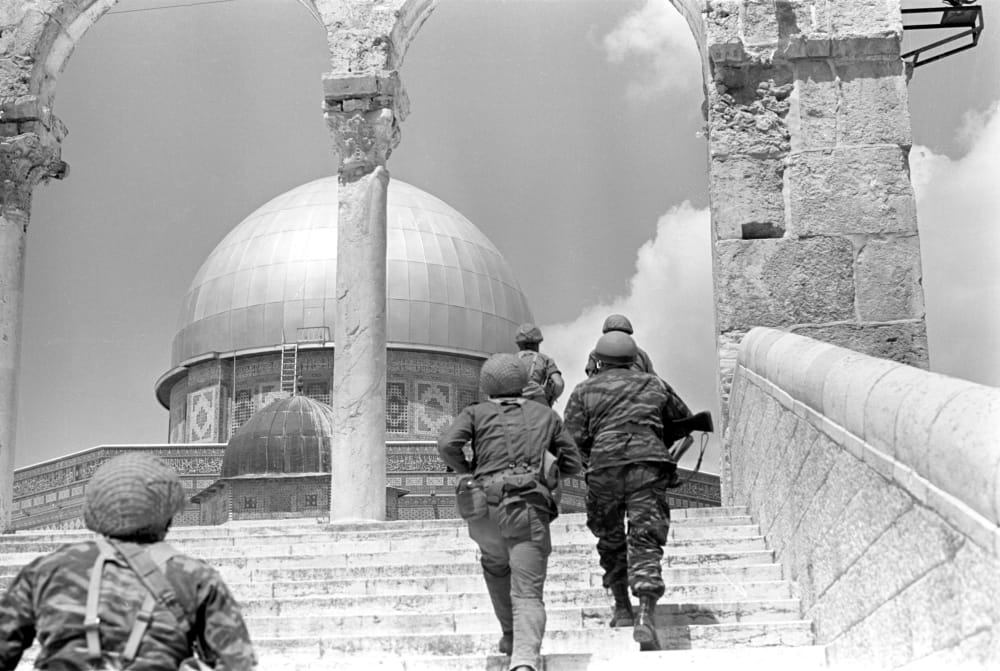 Israeli paratroopers break through into the Old City of Jerusalem, the entrance to the Temple Mount, during the Six-Day War in June 1967. (Wikimedia Commons/עמוס צוקר/IDF Spokesperson's Unit/CC BY-SA 3.0)