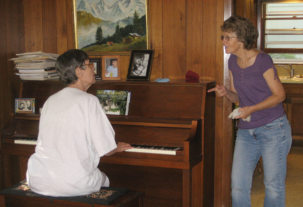 Helen Woodson plays the piano for Jane Stoever. (Courtesy of Felice Cohen-Joppa).