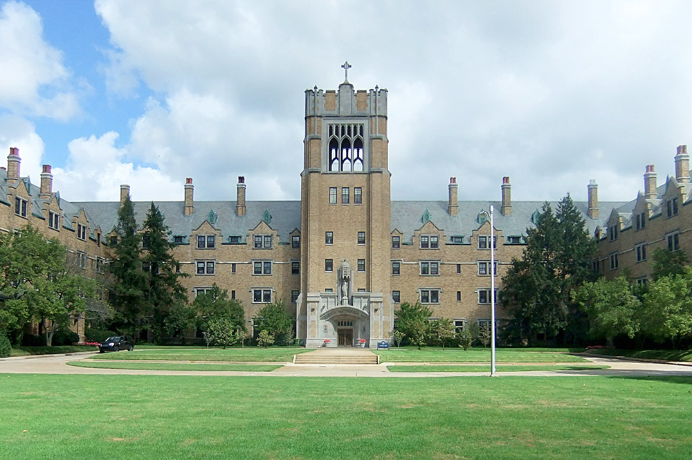 Le Mans Hall on the campus of St. Mary's College in Notre Dame, Indiana, includes administrative offices and a dormitory. (Wikimedia Commons/Jaknelaps)