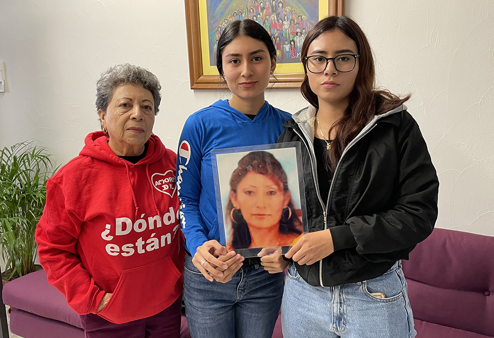 Sara Torres Carrizales (izq.) y sus nietas, de 17 y 18 años, asistieron a la conferencia de prensa de CADHAC Sara Torres Carrizales (izq.) y sus nietas, de 17 y 18 años, asistieron a la conferencia de prensa de CADHAC el 26 de noviembre. Ellas continúan buscando a su hija Elia Monsiváis, desaparecida desde 2010 luego de que un grupo de hombres armados la sacaran de su casa. (Foto: Julieta Valdez)