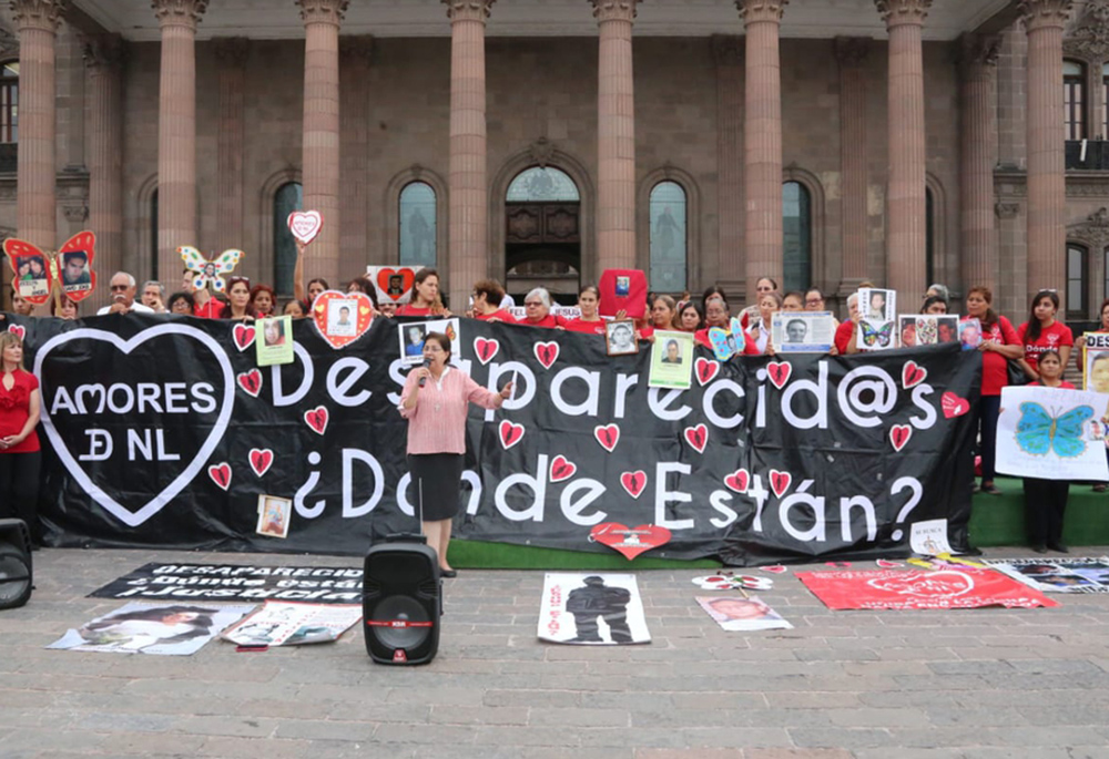 Hna. Consuelo Morales con integrantes de Amores, el 30 de agosto de 2015, frente al Palacio de Gobierno de Nuevo León En la imagen Morales con integrantes de Amores, el 30 de agosto de 2015, durante el Día Internacional de las Víctimas de Desapariciones Forzadas. Cada agosto madres de víctimas, junto con la religiosa marchan por el centro de Monterrey y se reúnen frente al Palacio de Gobierno de Nuevo León para exigir justicia para los torturados, desaparecidos y asesinados en el noreste de México. (Foto: cortesía Consuelo Morales)