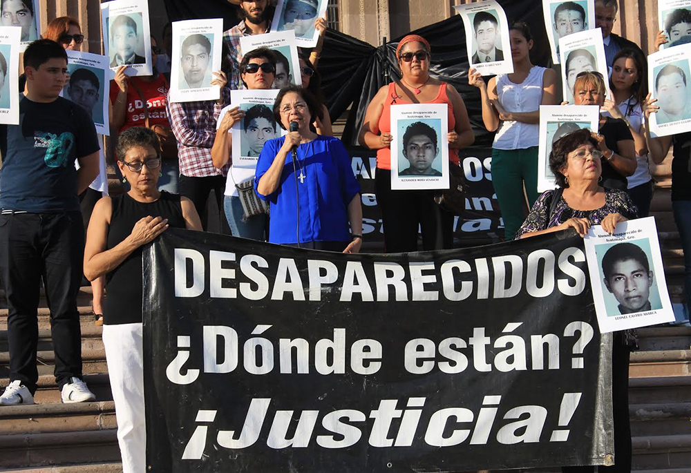 Hna. Consuelo Morales en protesta de 2011 frente al Palacio de Gobierno de Nuevo León en Monterrey, México. Morales, en agosto de 2011, con un grupo de madres de víctimas frente al Palacio de Gobierno de Nuevo León en Monterrey. Este fue el primer año en que se conmemoró en todo el mundo el Mes Internacional de las Víctimas de Desapariciones Forzadas. (Foto: cortesía Consuelo Morales)