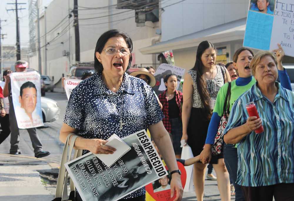 Hermana Consuelo Morales, fundadora de Ciudadanos en Apoyo a los Derechos Humanos A. C. (CADHAC), en una manifestación Durante 30 años, la hermana Consuelo Morales, fundadora de Ciudadanos en Apoyo a los Derechos Humanos A. C. (CADHAC), ha luchado en nombre de las familias cuyos seres queridos fueron secuestrados, asesinados o sometidos a desaparición forzada como resultado de la violencia del narcotráfico en el noreste de México. (Foto: cortesía Consuelo Morales)