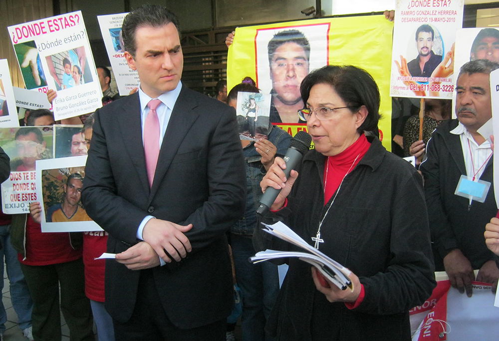 La Hna. Morales, en 2012, con el entonces fiscal general del Estado Adrián de la Garza La Hna. Morales, en 2012, con el entonces fiscal general del Estado Adrián de la Garza, exigiendo a la Fiscalía General que permitiera traer la última tecnología para encontrar restos humanos desde los Países Bajos. (Foto: cortesía Consuelo Morales)