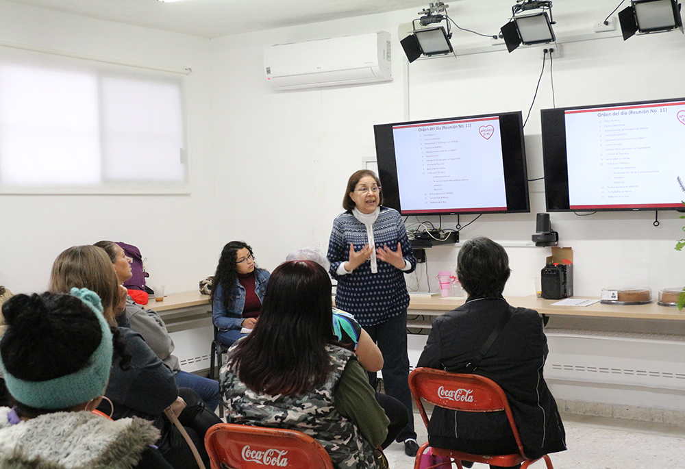 Hna. Consuelo Morales, en mayo de 2023, habla ante la Agrupación de Mujeres Organizadas por los Ejecutados, Secuestrados y Desaparecidos en Nuevo León y Tamaulipas (Amores), donde cada semana comparten sus historias, actualizaciones judiciales sobre los casos de sus hijos e hijas y oran y reflexionan pasajes de la Biblia. (Foto: cortesía Consuelo Morales)