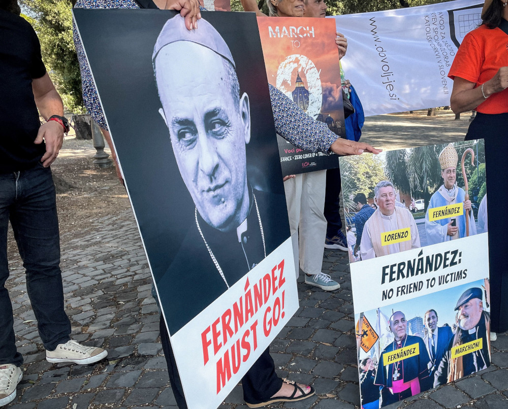 People hold posters with anti-Fernández messages, such as "Fernández must go"