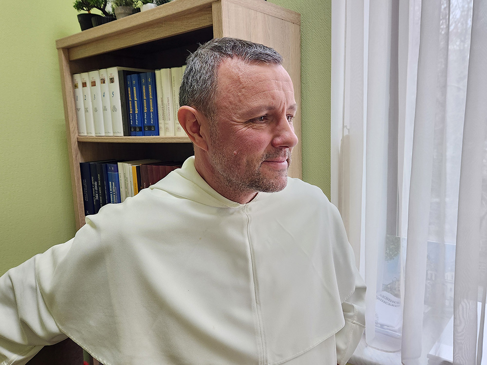 Petro Balog El padre dominico Petro Balog, director del Instituto de Ciencias Religiosas Santo Tomás de Aquino de Kiev, en su despacho. "Creo que mucha gente —no toda, pero sí mucha— se siente pesimista en estos momentos", dijo en una entrevista reciente. (Foto: GSR /Chris Herlinger)