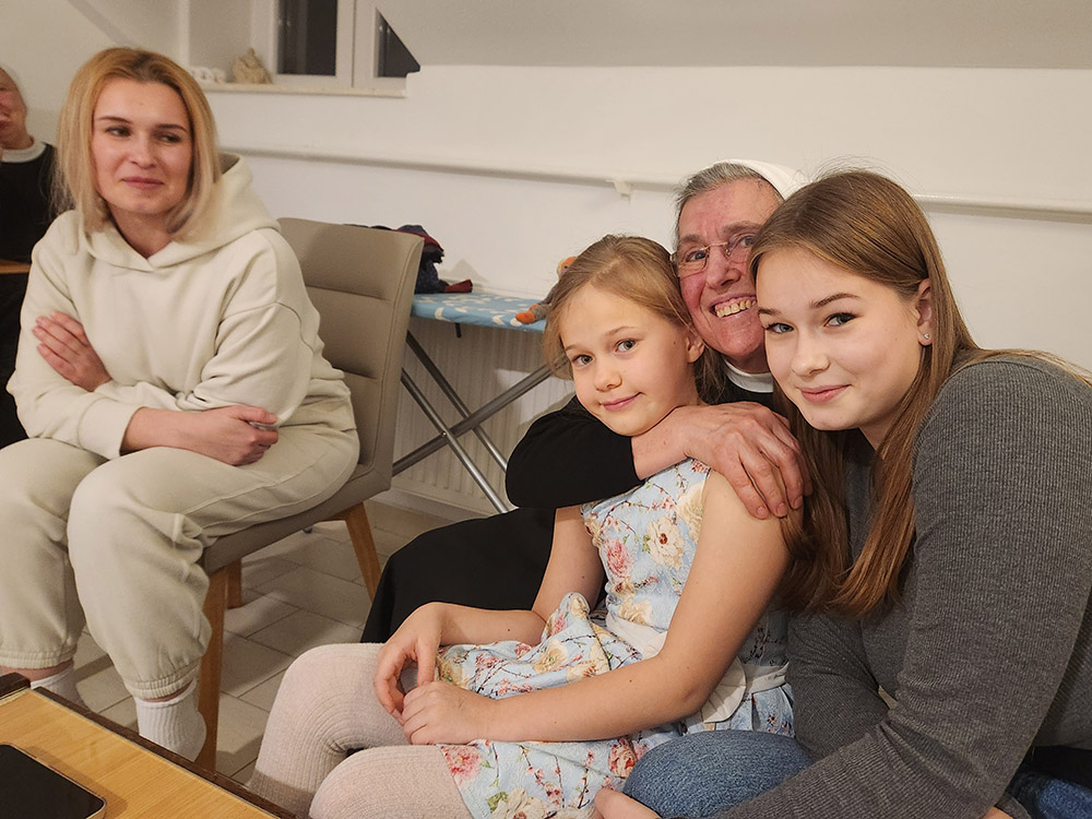 La hermana M. Franka Odrljin, en el centro, miembro de las Hermanas de la Caridad de Zagreb (Croacia), con integrantes de la familia Ouchynnikova que se han instalado en la ciudad costera de Split y viven en un espacio del convento facilitado por las hermanas. María, la madre, de 37 años, a la izquierda, con sus hijas Sofía, de 16 años, a la derecha, y Anastasia, de 8 años, en el centro. Odrljin es la directora del ministerio de refugiados de las hermanas en Split. (Foto: GSR /Chris Herlinger) 