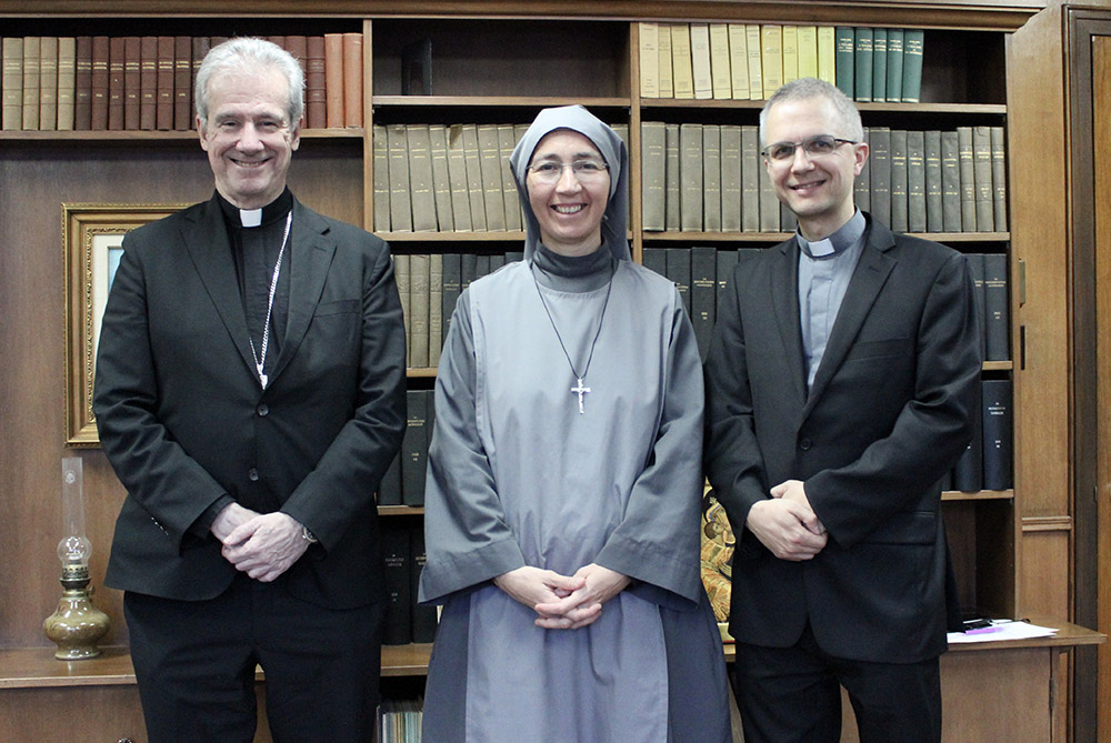 De izquierda a derecha: Monseñor Christian Lépine, arzobispo de Montreal, Hna. Natalia Vázquez y padre François Charette. (Foto: Joanna Kozakiewicz)