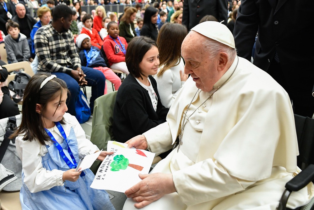 Pope Francis Bambino Gesu Pope Francis receives a drawing from a child