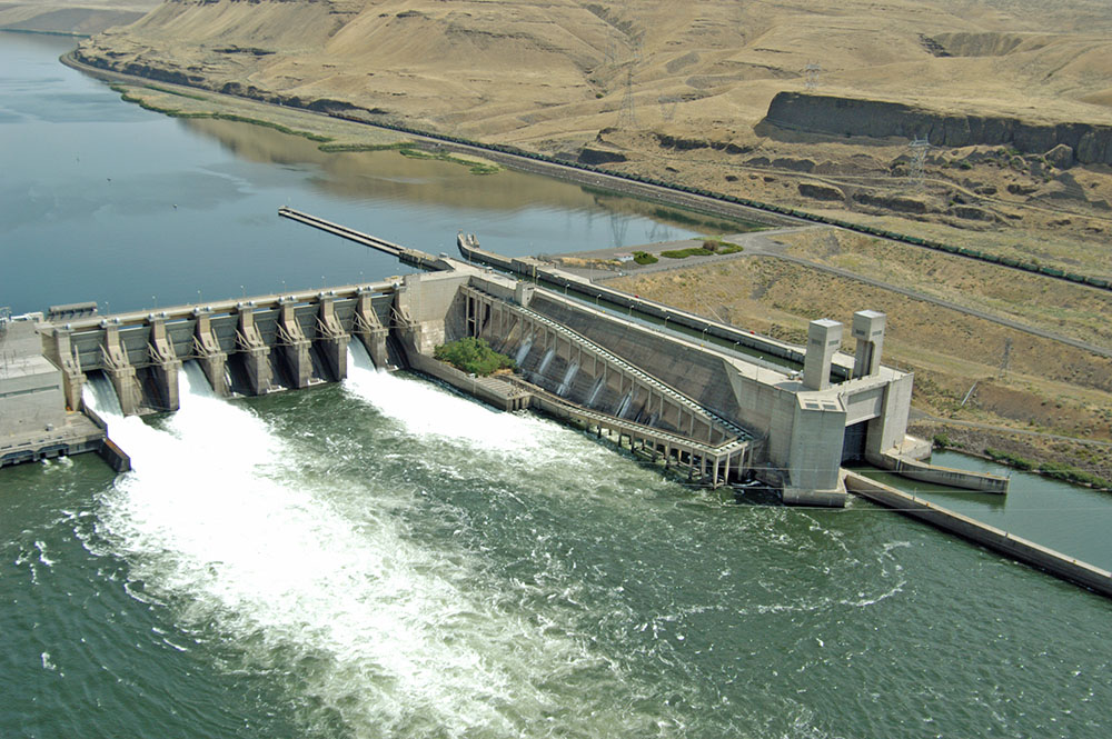 Lower Monumental Dam is one of four dams on the lower Snake River in Washington state. (Wikimedia Commons/Bonneville Power)