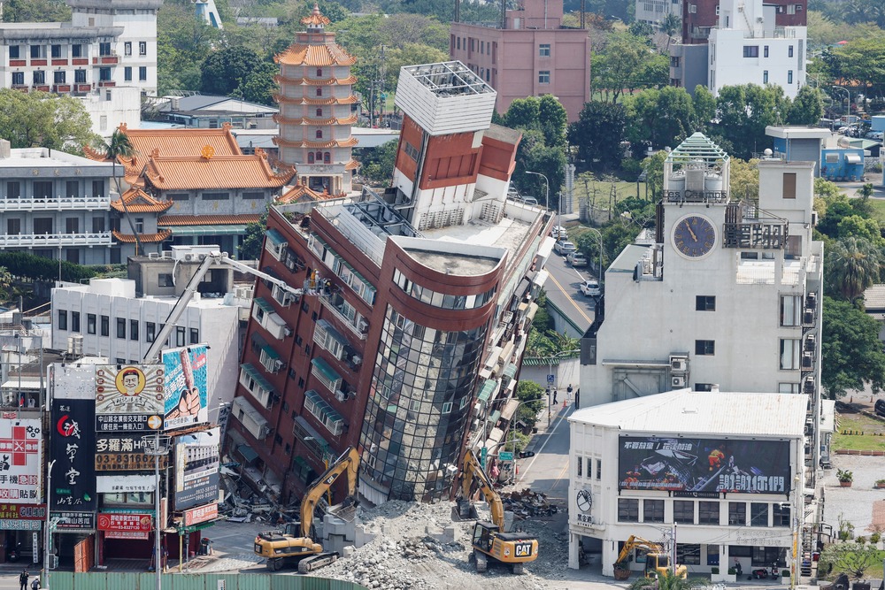 Taiwan earthquake Collapsed buildings buckle towards street