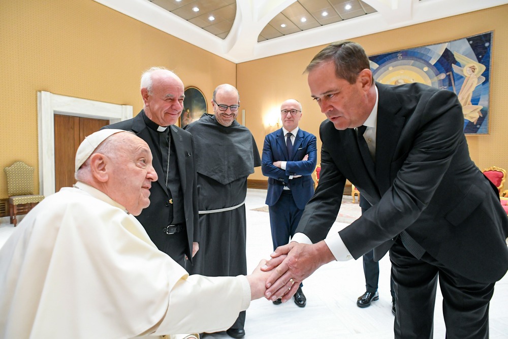 Pope Francis, CISCO, Rome Call for AI Ethics, Pontifical Academy for Life Chuck Robbins bends to shake Pope Francis' hand