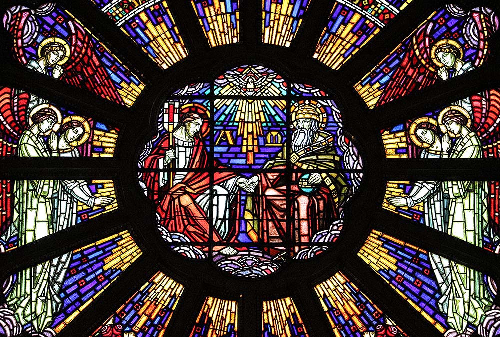 Stained glass depicts the Trinity (Wikimedia Commons/Lepocheux)