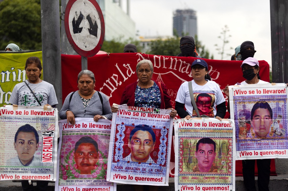 Protest, Mexico City, Sept. 25, 2024. Demonstrator hold signs and a banner.
